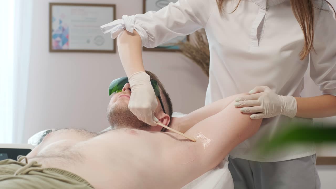 레이저 제거 - 헤어 제거 절차. 다이오드 레이저 제거의 플래시, 미용사는 아름다운 여성 다리에 머리카락을 제거합니다, 부드러운 피부를 위해 헤어 제거, 미용 스튜디오 또는 클리닉에서 레이저 절차, 신체 관리 헤어 제거 치료.