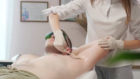 depilación láser - procedimiento de depilación. flash de depilación láser de diodo, esteticista elimina el pelo en hermosas piernas femeninas, depilación para piel lisa, procedimiento láser en un estudio de belleza o clínica, tratamiento de depilación para el cuidado del cuerpo.