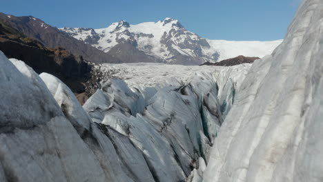 Birds-Eye-Drohne-Fliegt-Durch-Gebrochene,-Rissige-Eisblockformationen-Der-Breidamerkurjokull-Gletscherzunge-In-Island.-Erstaunliche-Luftaufnahme-Von-Schwimmenden-Eisbergen.-Vatnajokull-Nationalpark