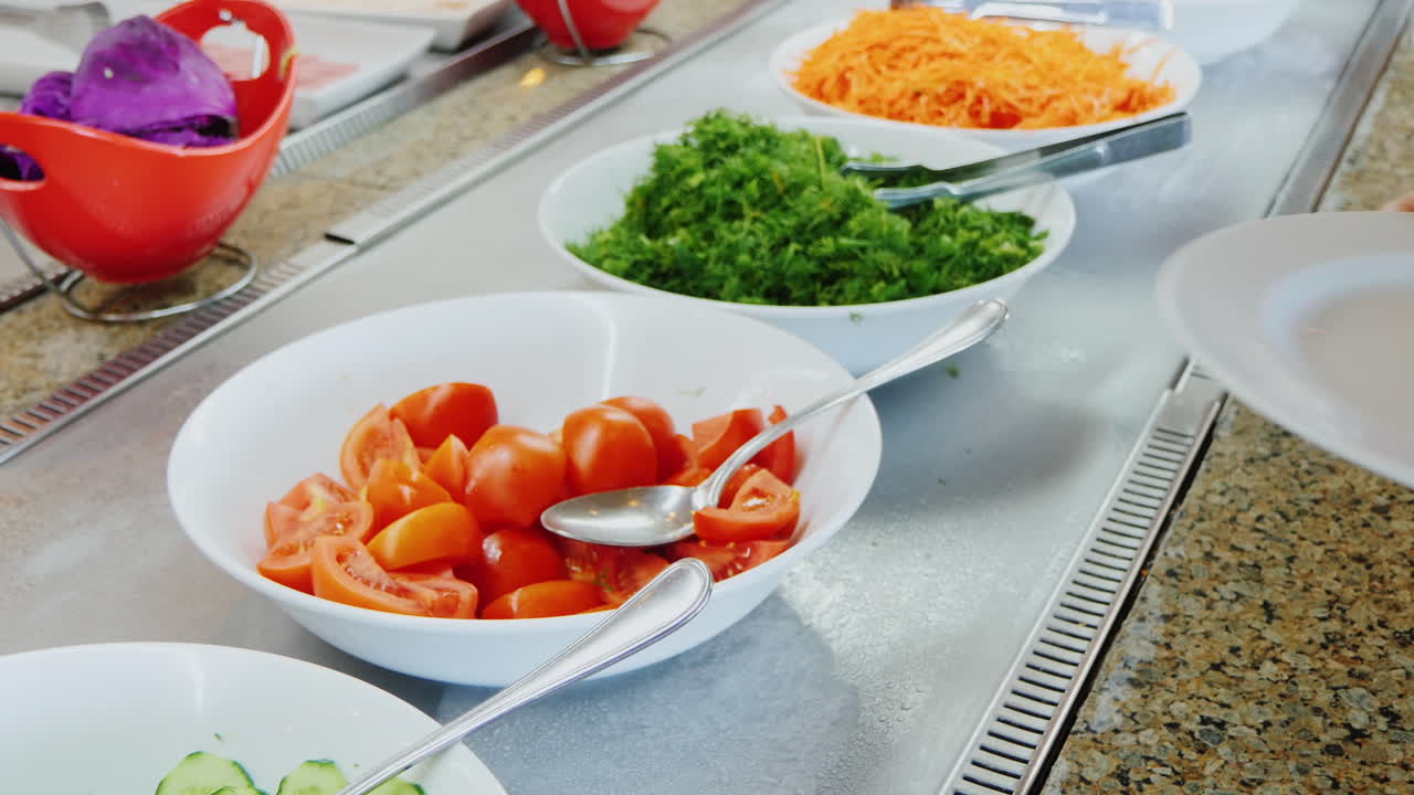 셀프 서비스가 있는 카페에서 다진 토마토를 접시에 담으세요