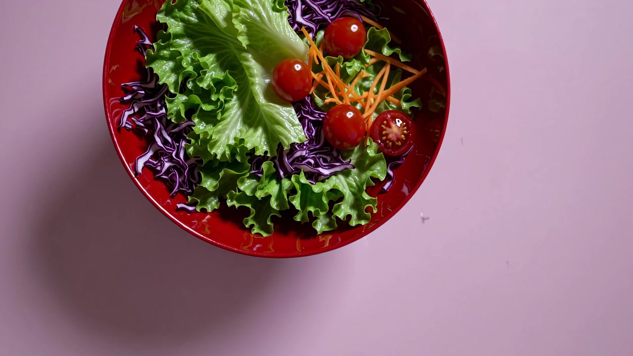 レタス、キャベツ、トマト、ニンジンが入ったカラフルな新鮮サラダ