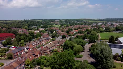 der verkehr bewegt sich in richtung eines kleinen kreisverkehrs in canterbury, kent