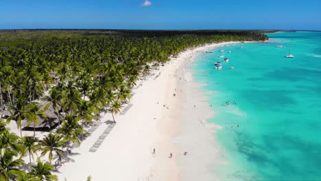 Kristallklares-Türkisfarbenes-Wasser-Stürzt-Auf-Den-Weißen-Sandstrand,-üppige-Tropische-Wälder-Und-Atemberaubende-Landschaften-Umgeben-Sie