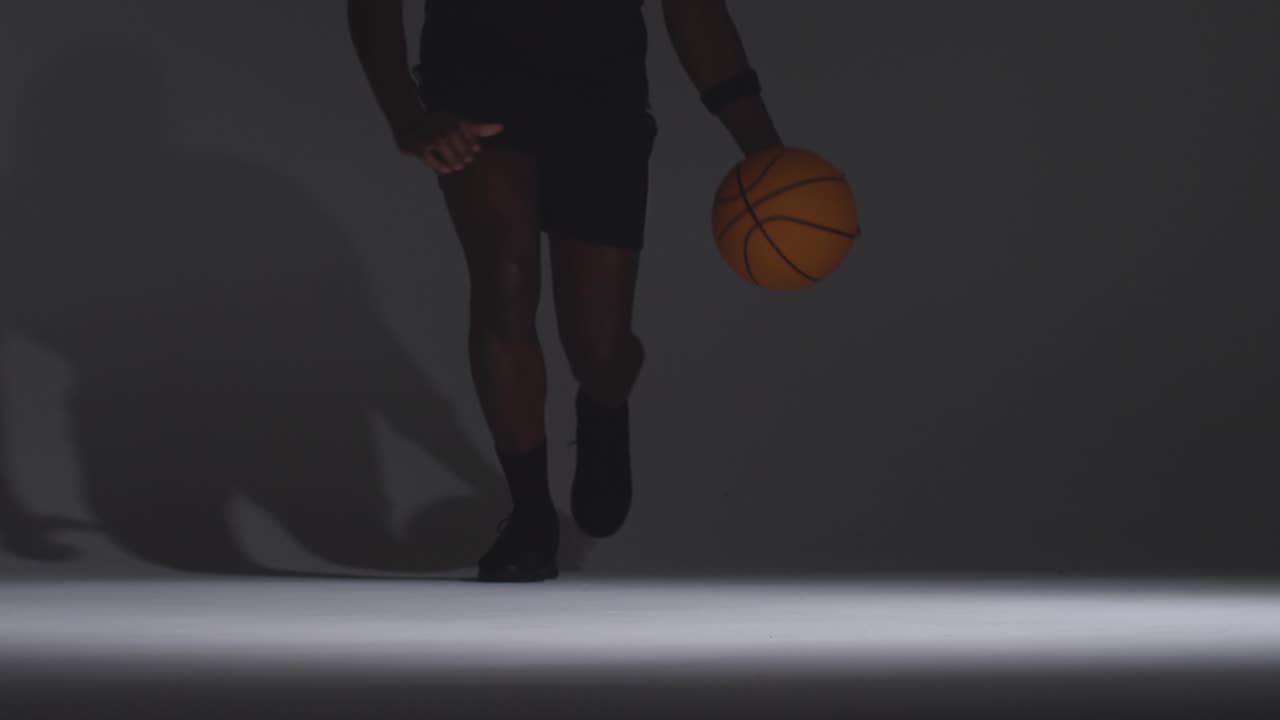 남자 농구 선수 가 뛰어다니고 바구니 에 공 을  ⁇ 는 장면