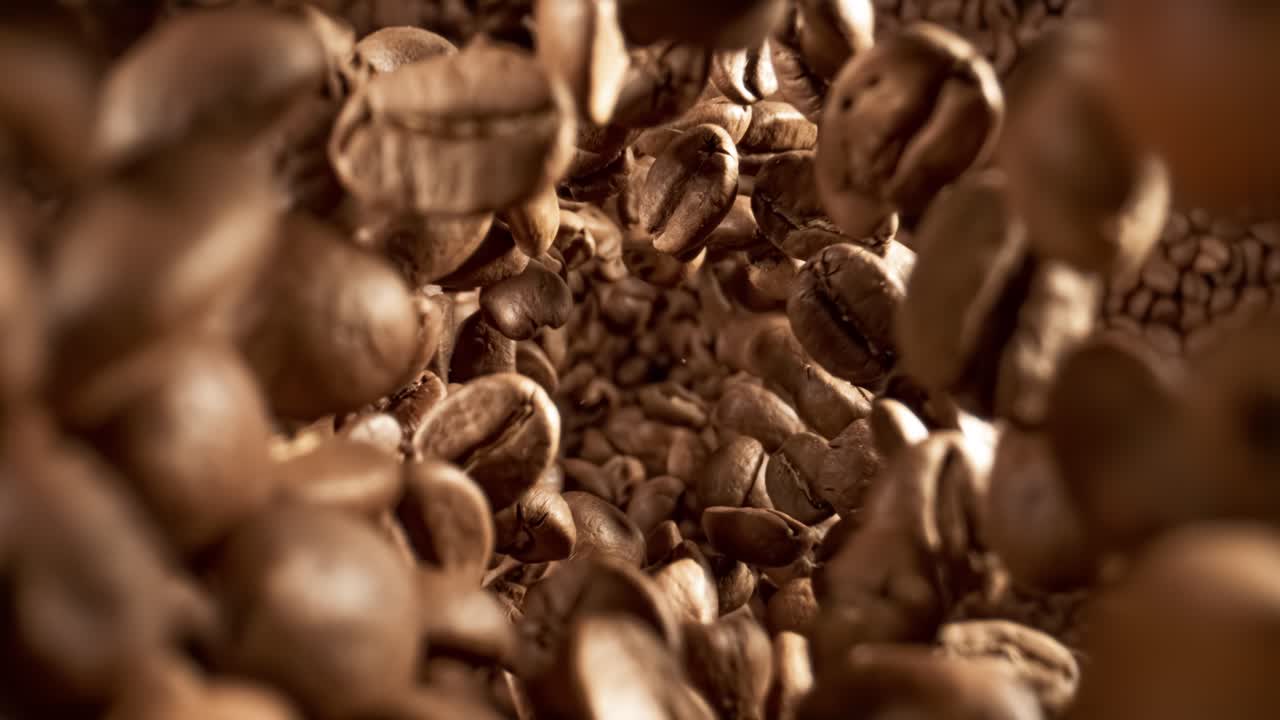 Primo piano di chicchi di caffè. Chicchi di caffè profumati. Primo piano super macro. Ripreso con una telecamera super slow motion a 1000 fps