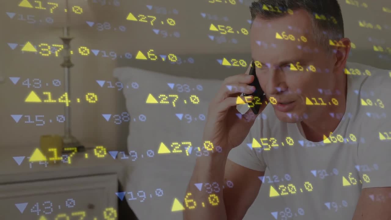 주식 시장 데이터 처리의 애니메이션 백인 고령자가 집에서 스마트폰으로 이야기하고 있습니다.