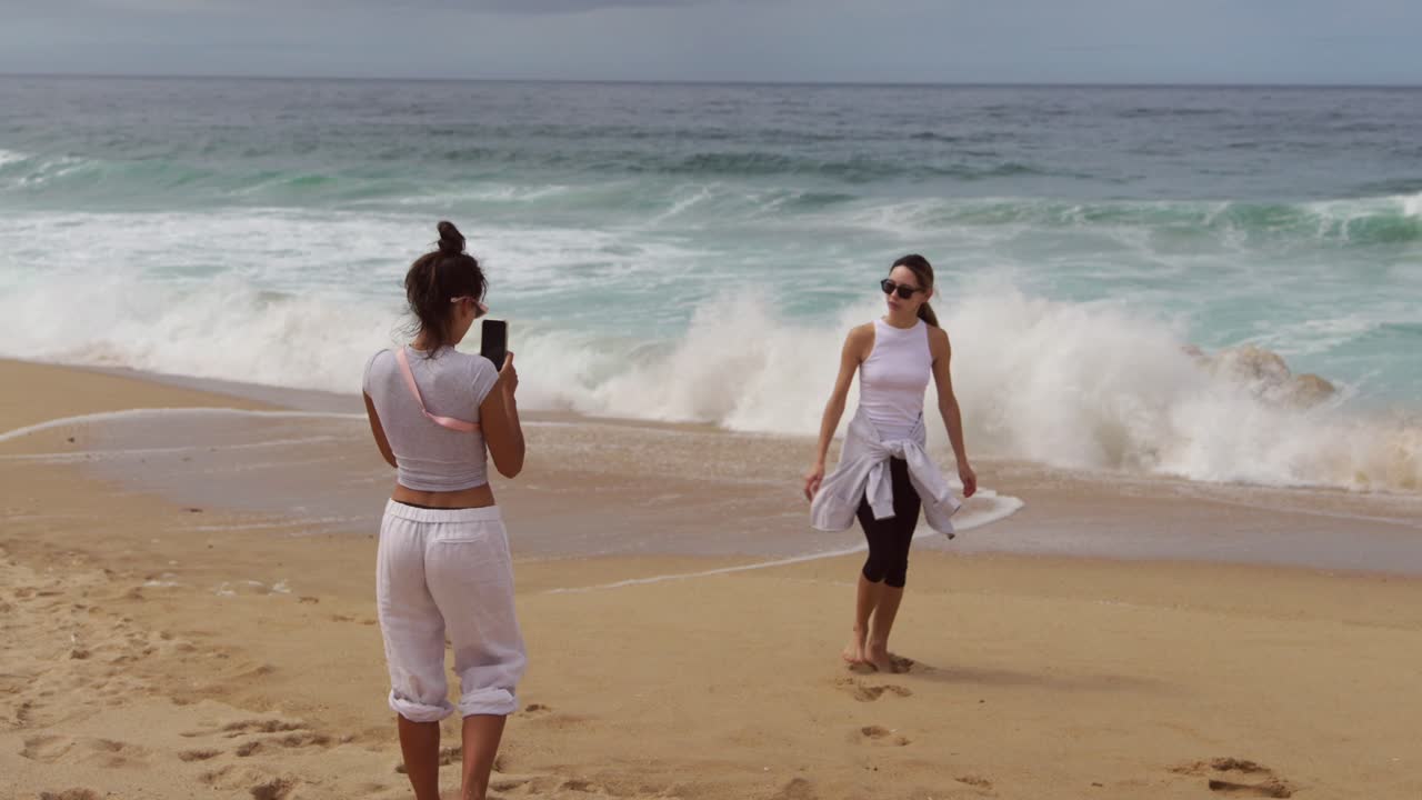 해변의 두 여자