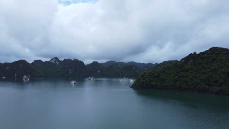 Piérdete-En-La-Belleza-De-La-Bahía-De-Halong-Mientras-La-Temporada-De-Niebla-Cubre-Las-Islas-Verdes-Y-Las-Aguas-Serenas