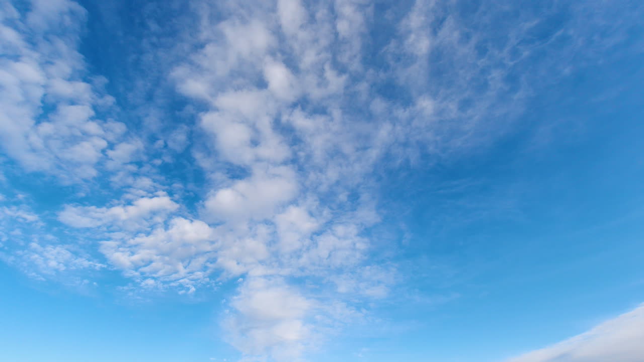 lapso de tiempo. nubes a la deriva en un cielo azul