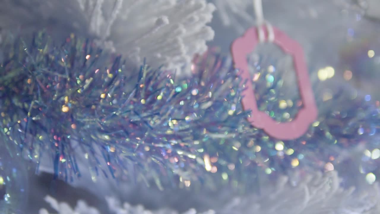 장식 및 사진 프레임이 있는 흰색 나무