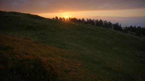 Von-Unten-Nach-Oben-Bewegung-Mit-Einem-Kardanischen-Filmmaterial-In-Den-Slowenischen-Bergen-Oben-In-Den-Alpen-Bei-Einem-Unglaublichen-Sonnenaufgang-In-Wunderschönen-Farben-Mit-Einer-Langsam-Vorwärts-Fahrenden-Kamera