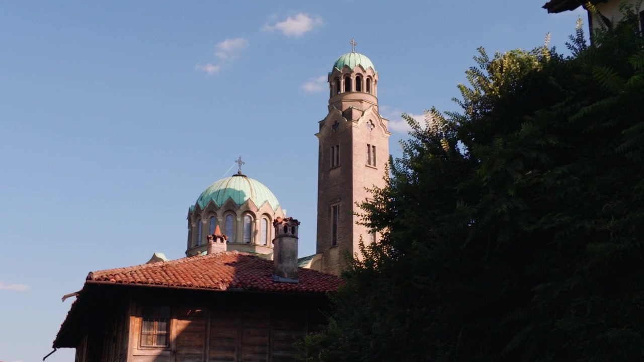 Bulgaristan'ın tarihi Veliko Tarnovo şehrinde, uzun bir kule ve kubbesi olan tarihi Ortodoks kilisesi mimarisi.
