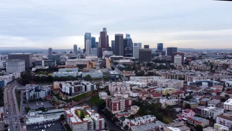 Drone-Avanzando-Hacia-El-Centro-De-Los-Ángeles