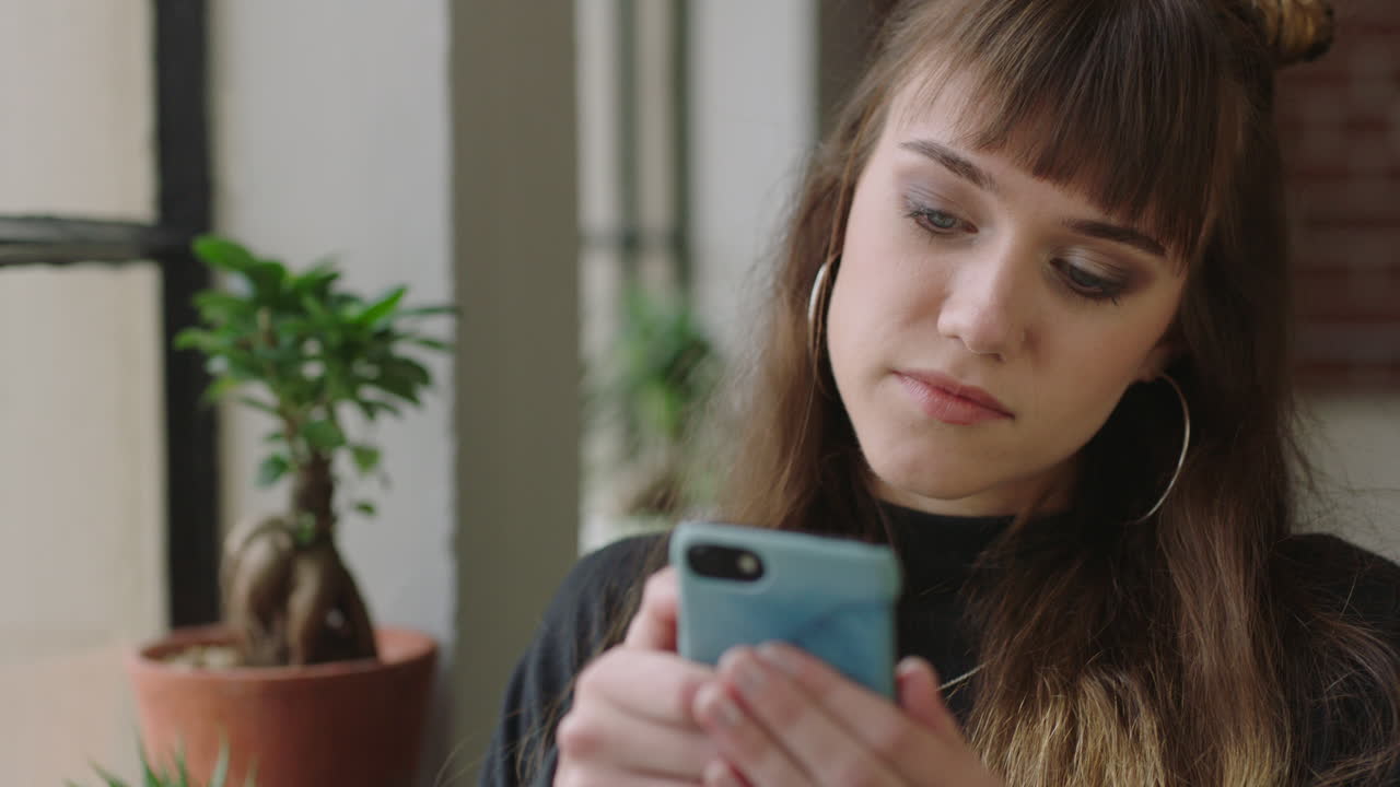 mujer joven con estilo que usa un teléfono inteligente en casa estudiante que navega por los mensajes de las redes sociales mujer linda que envía mensajes de texto en el teléfono móvil que disfruta de compartir el estilo de vida de moda en línea