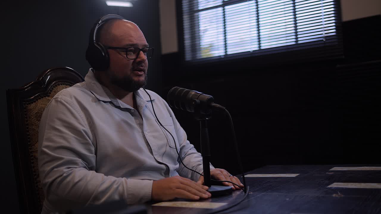 hombre grabando un podcast en un estudio