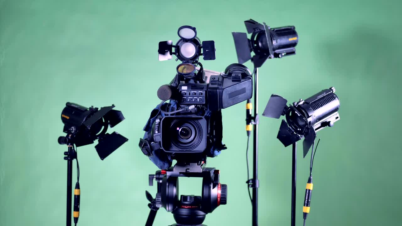 projetores de fundo de um conjunto de videomaking estão se desligando todos de uma só vez