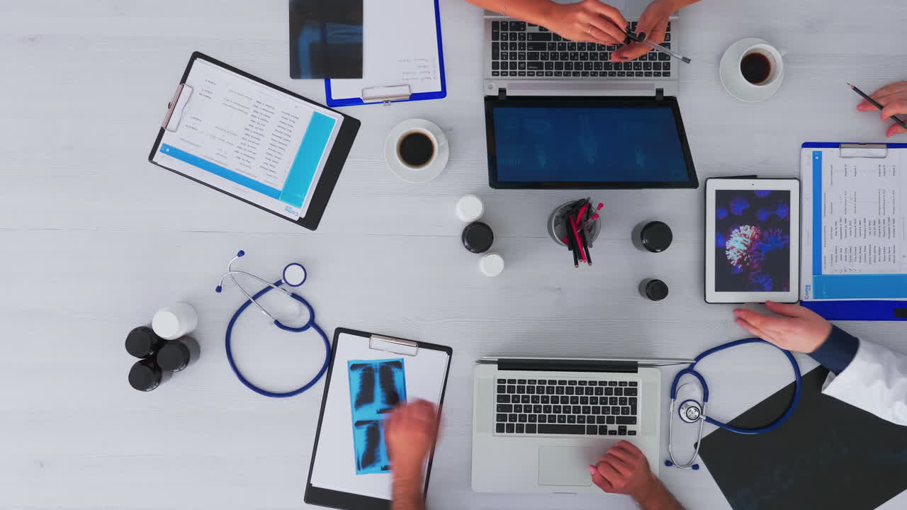 Lægeteam diskuterer virus ved hjælp af tablet
