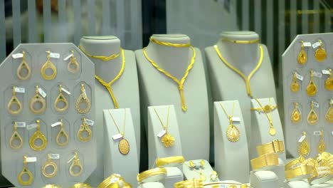 gold-necklaces-and-gold-pendants