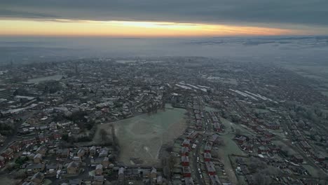 Imágenes-Cinematográficas-De-Drones-Aéreos-De-4k,-Que-Representan-Una-Dura-Ola-De-Frío-Invernal-Inglés-Con-Niebla-Y-Temperaturas-Bajo-Cero