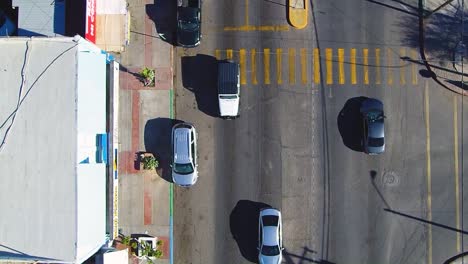 vista cenit de un dron volando hacia adelante siguiendo una carretera