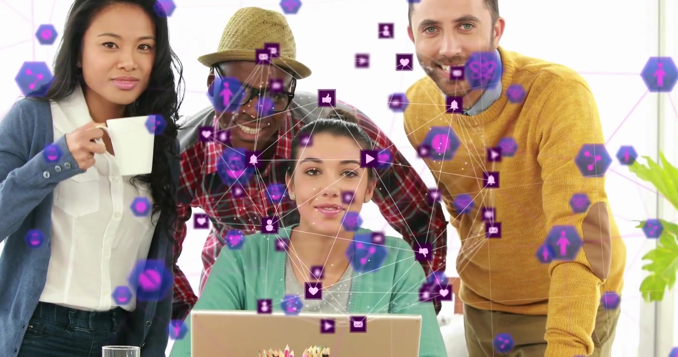 Equipo creativo diverso colaborando en un portátil con superposición de red digital