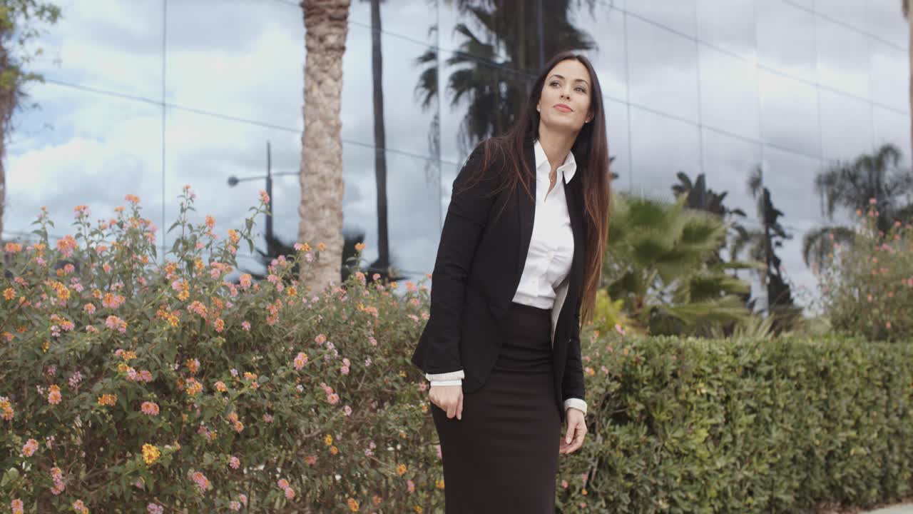 Empresaria elegante de pie fuera de su oficina