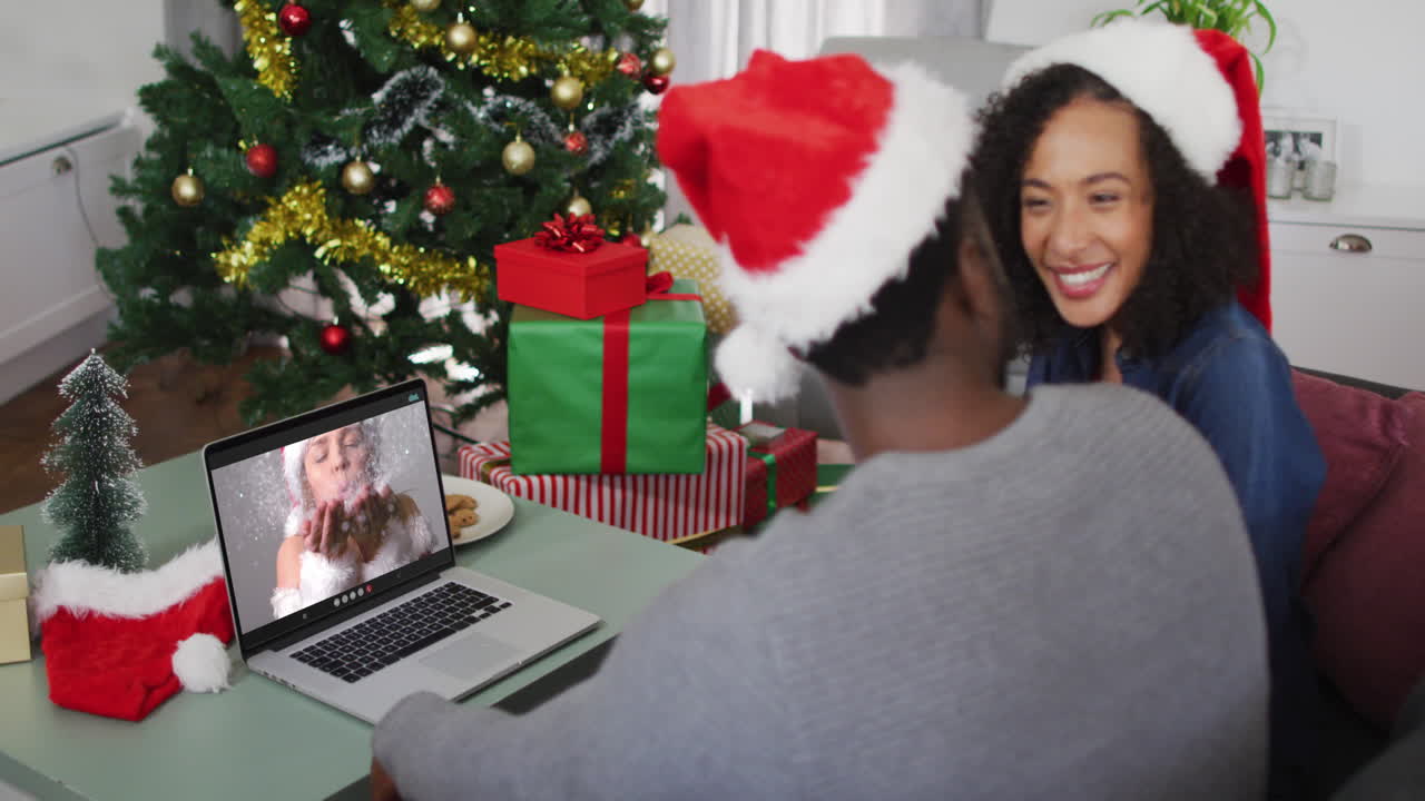 feliz pareja afroamericana en videollamada con una amiga en tiempo de navidad