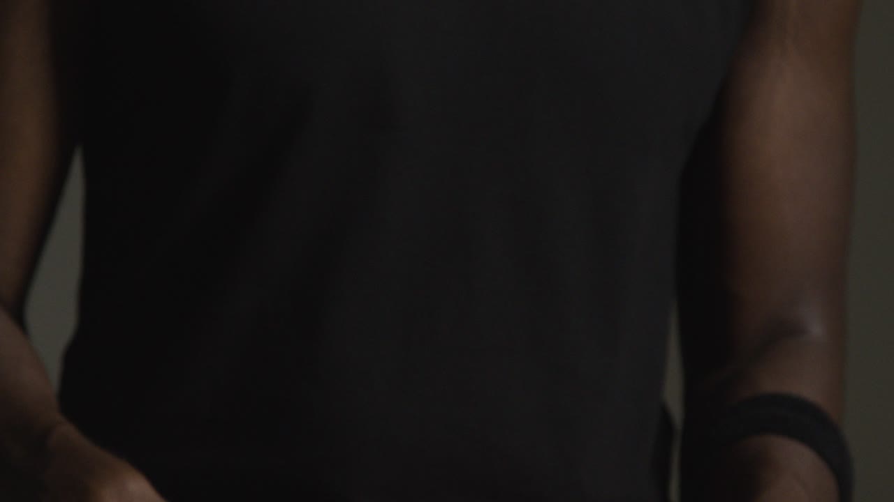 близкий студийный снимок мужского баскетболиста с руками, держащими мяч, готового стрелять в корзину