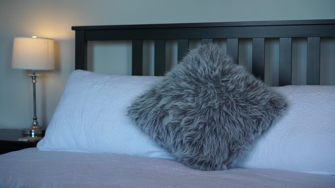 고급스럽고 현대적인 부티크 호텔 객실 더블 퀸 사이즈 침대 회전 보기 - 클로즈업