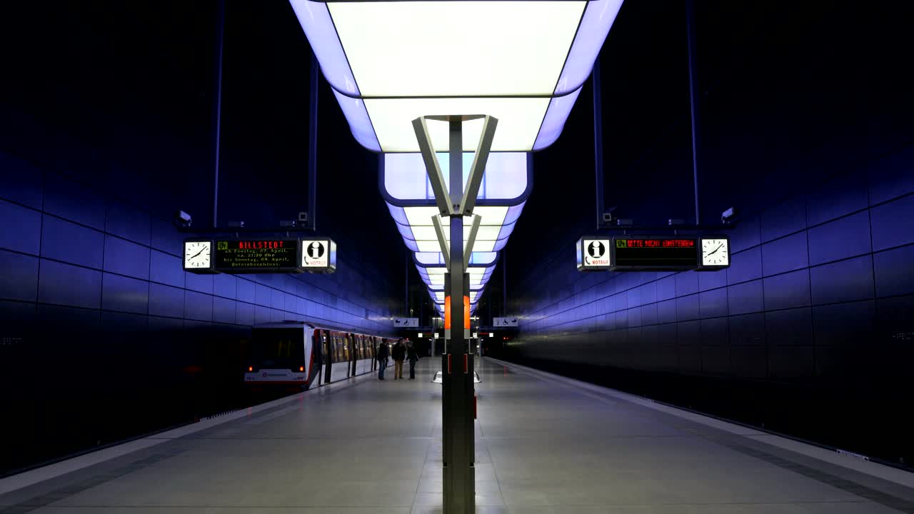 하펜시티 대학교 지하철역에서 고 기다리는 사람들, 함부르크의 스피히르슈타트 지역