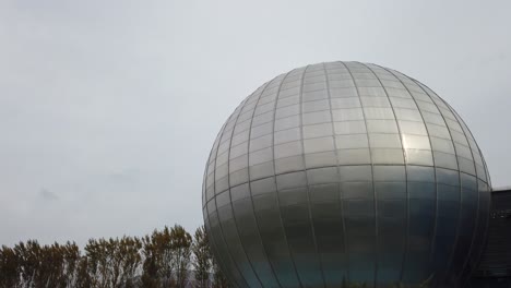 Gran-Edificio-Esférico-De-Aluminio