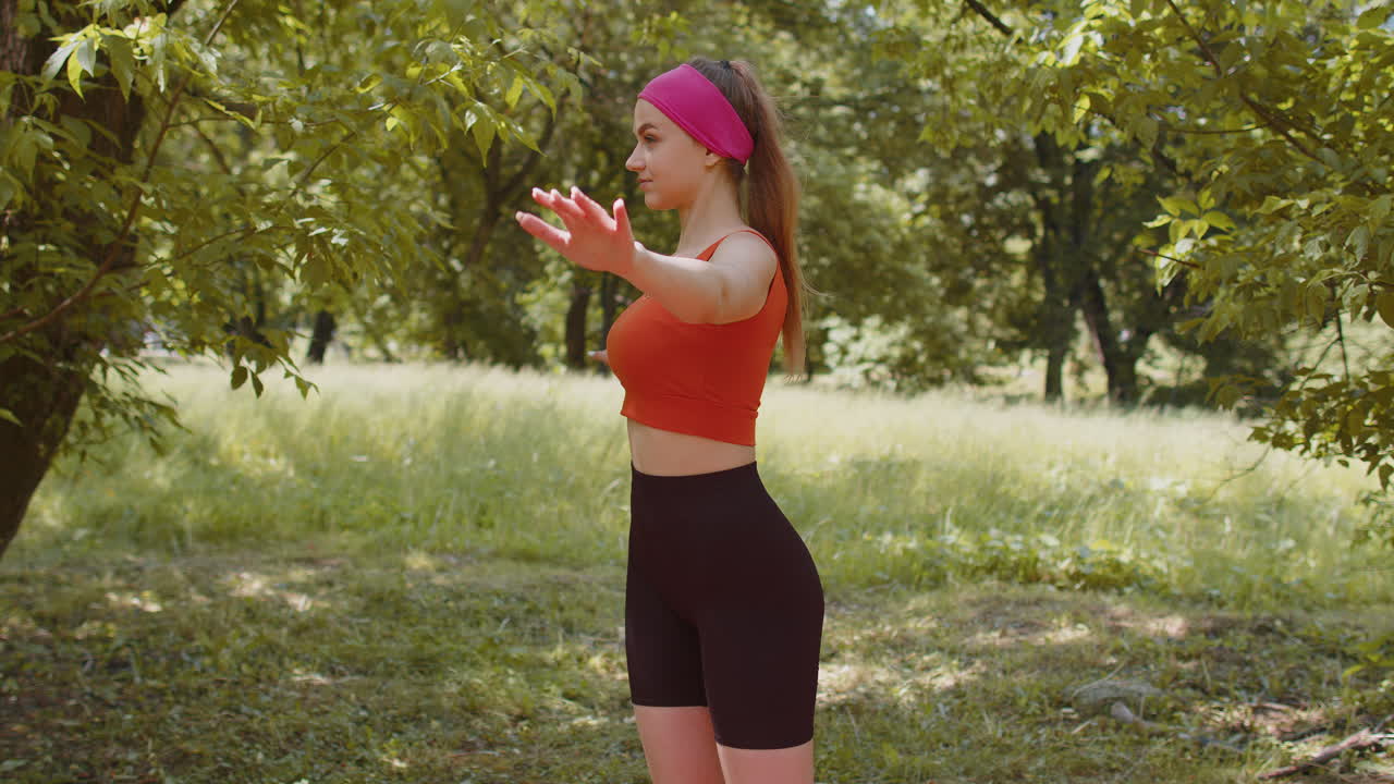 atleta joven deportiva haciendo ejercicios de estiramiento al aire libre en el parque de verano