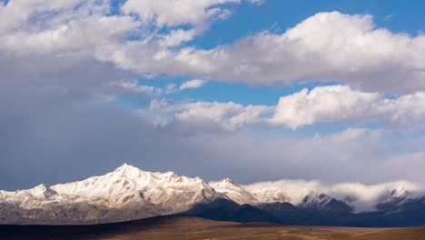 Wolken-Werfen-Schatten-über-Den-Schneebedeckten-Yamu-Berggipfel-Im-Tibetischen-Sichuan,-China