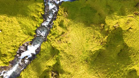 Aufschlussreiche-Luftaufnahme-Der-Wasserfälle,-Die-Zum-Wasserfall-Seljalandsfoss-Führen