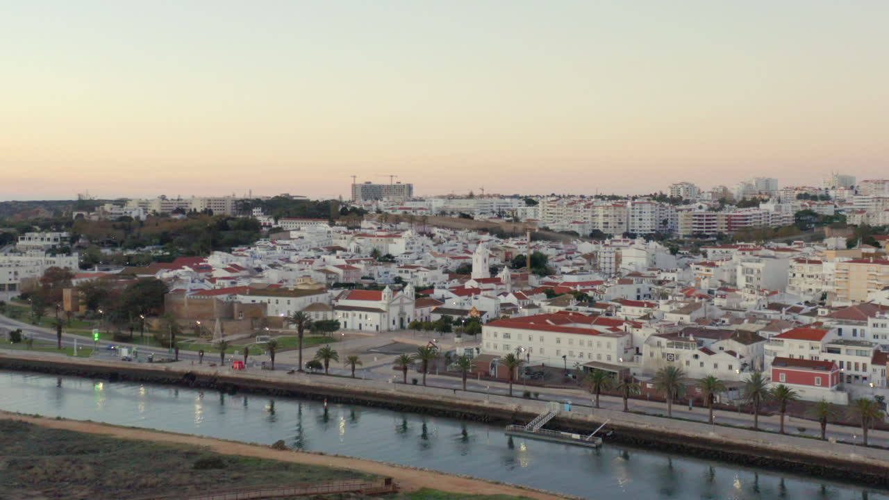 Lagos, Portogallo, vista aerea all'ora d'oro, architettura bianca con tetti storici