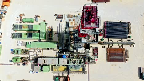 vista de arriba hacia abajo de la plataforma de perforación de petróleo y gas durante el día - toma de dron