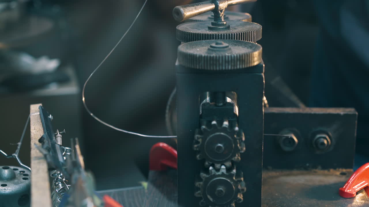 보석업자 가짜 롤 금 막대기와 함께 테이블 클로즈업