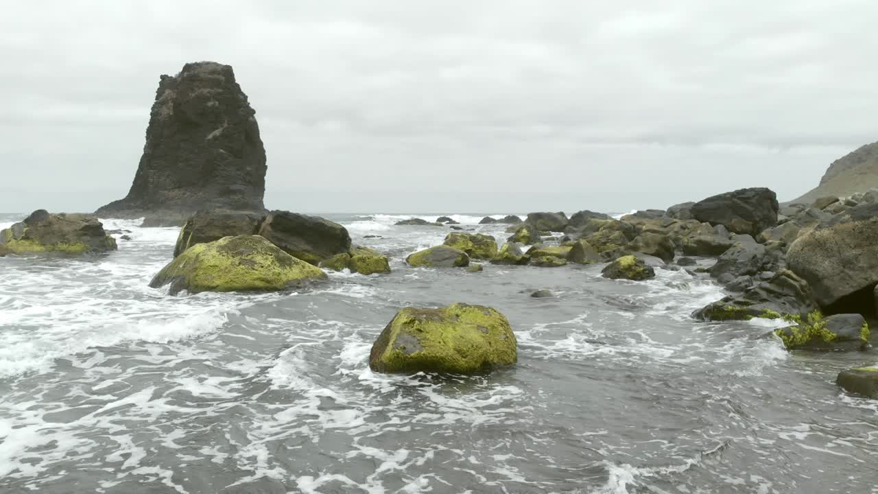 해변에 있는 바위