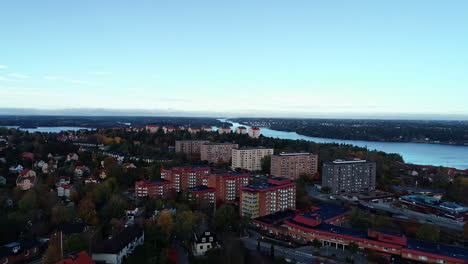 Edificios-De-Apartamentos-De-Gran-Altura-Junto-Al-Lago