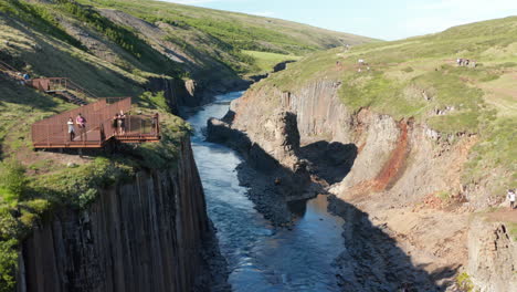 Drohnenblick-Auf-Den-Jokulsa-Fluss-In-Der-Stuolagil-Schlucht-Mit-Vulkanischen-Basaltfelswänden.-Luftaufnahme-Des-Gletscherwasserflusses,-Der-Den-Vatnajökull-nationalpark-Fließt.-Erstaunliches-Verstecktes-Reiseziel.-Schönheit-In-Der-Natur