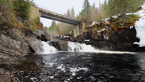 Fluss-Sona-Fällt-Und-Ein-Blick-Auf-Die-Alte-Betonbrücke-über-Dem-Fließenden-Wasser