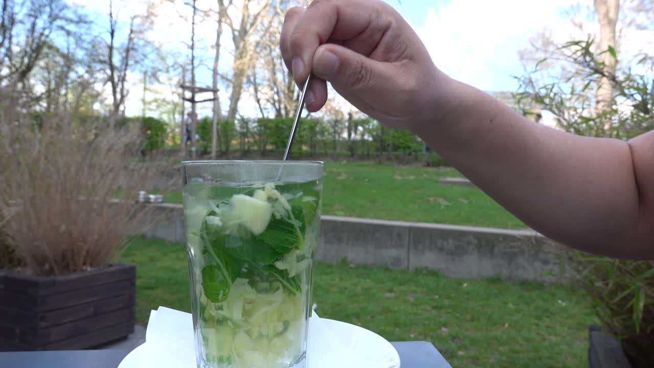 신선한 민트와 생강차