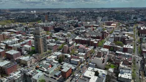 flyover aéreo del distrito de brooklyn con área de vivienda y avenidas durante los días soleados en la ciudad de nueva york