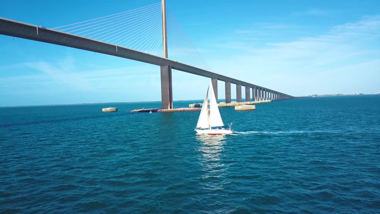 플로리다 주 탬파 베이에 있는 범선의 4k 공중 슬로우 모션 비디오