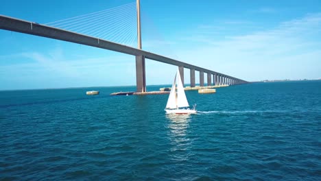 4K-Luftzeitlupenvideo-Eines-Segelboots-In-Der-Tampa-Bay,-Florida