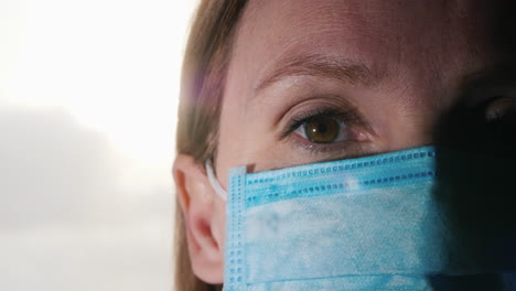 primer plano de mujer enmascarada con hermosos ojos expresivos