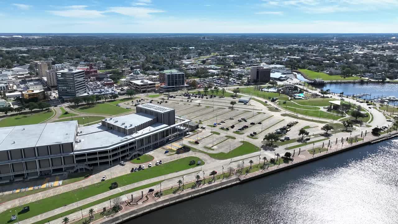 Bygninger ved vandfronten i Lake Charles' centrum, Louisiana