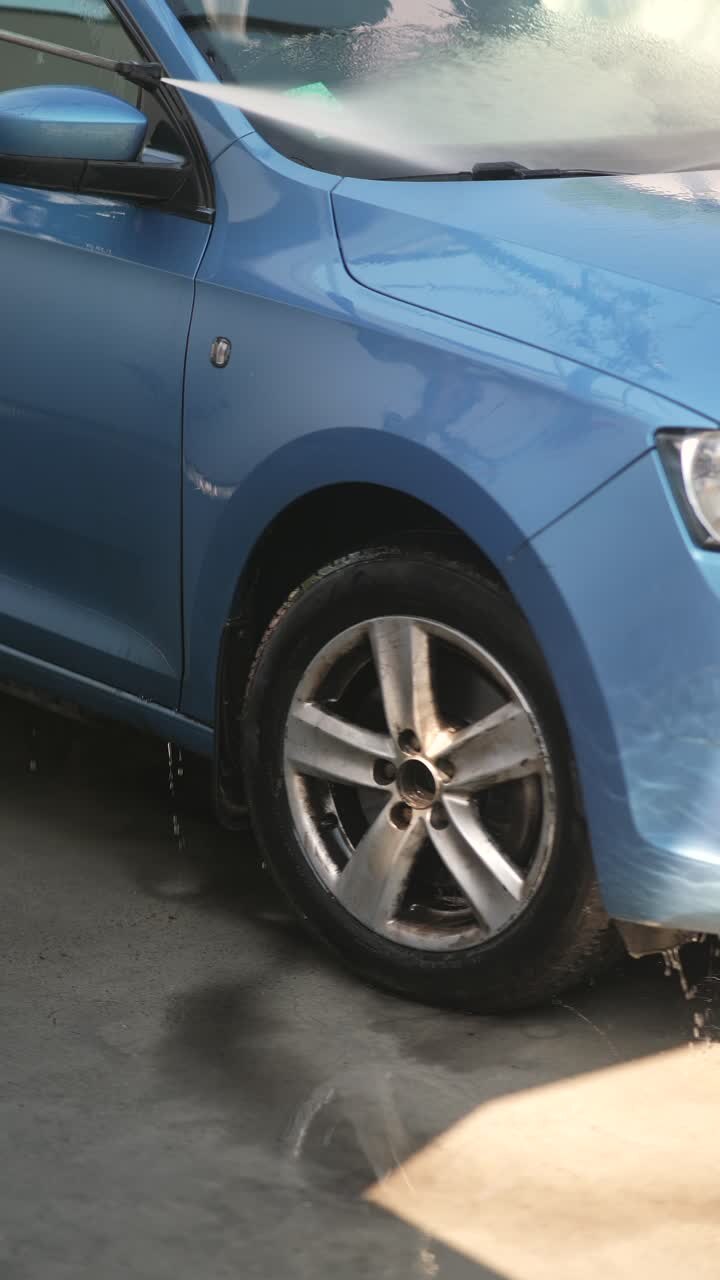 L'auto viene lavata in un lavandino