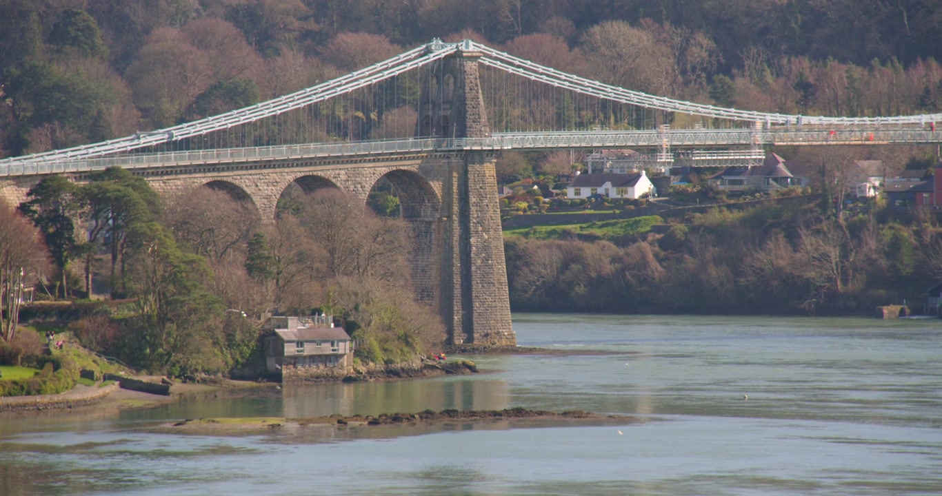 Scatto del lato sinistro del ponte sospeso di Menai e dello Stretto di Menai dalla A5, Ffordd Caergybi, Llanfairpwllgwyngyll