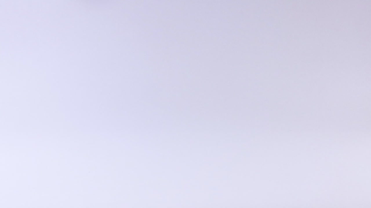 una pelota de tenis rebota en una superficie plana